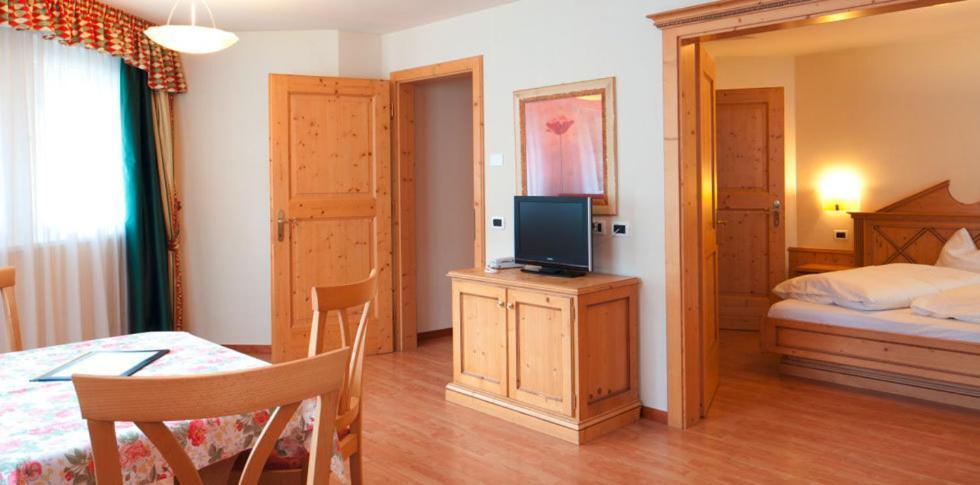 Ciasa Anteriol Aparthotel San Cassiano  Buitenkant foto