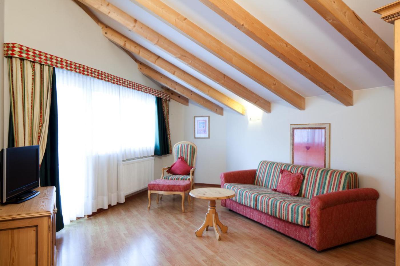 Ciasa Anteriol Aparthotel San Cassiano  Buitenkant foto