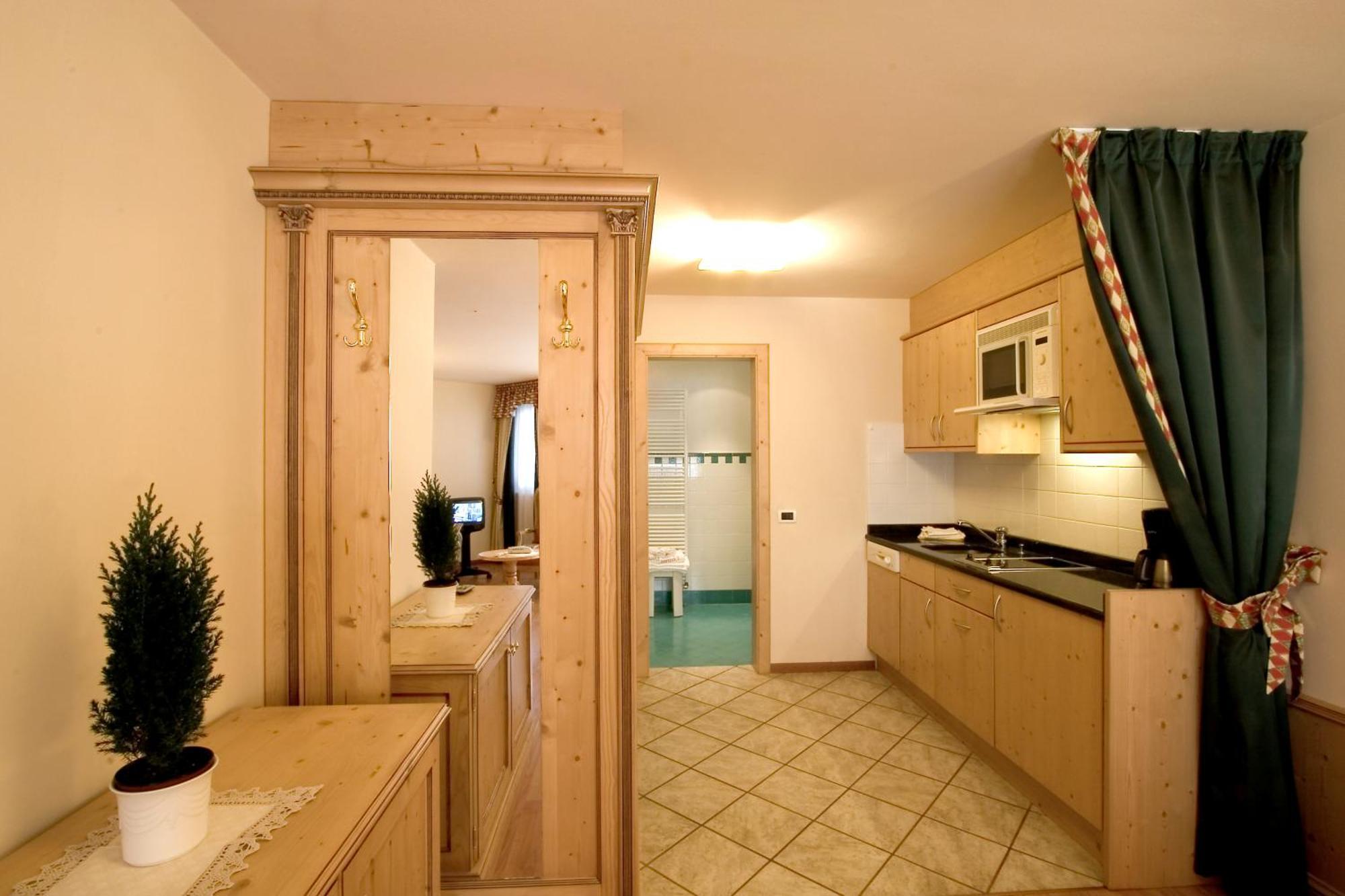 Ciasa Anteriol Aparthotel San Cassiano  Buitenkant foto